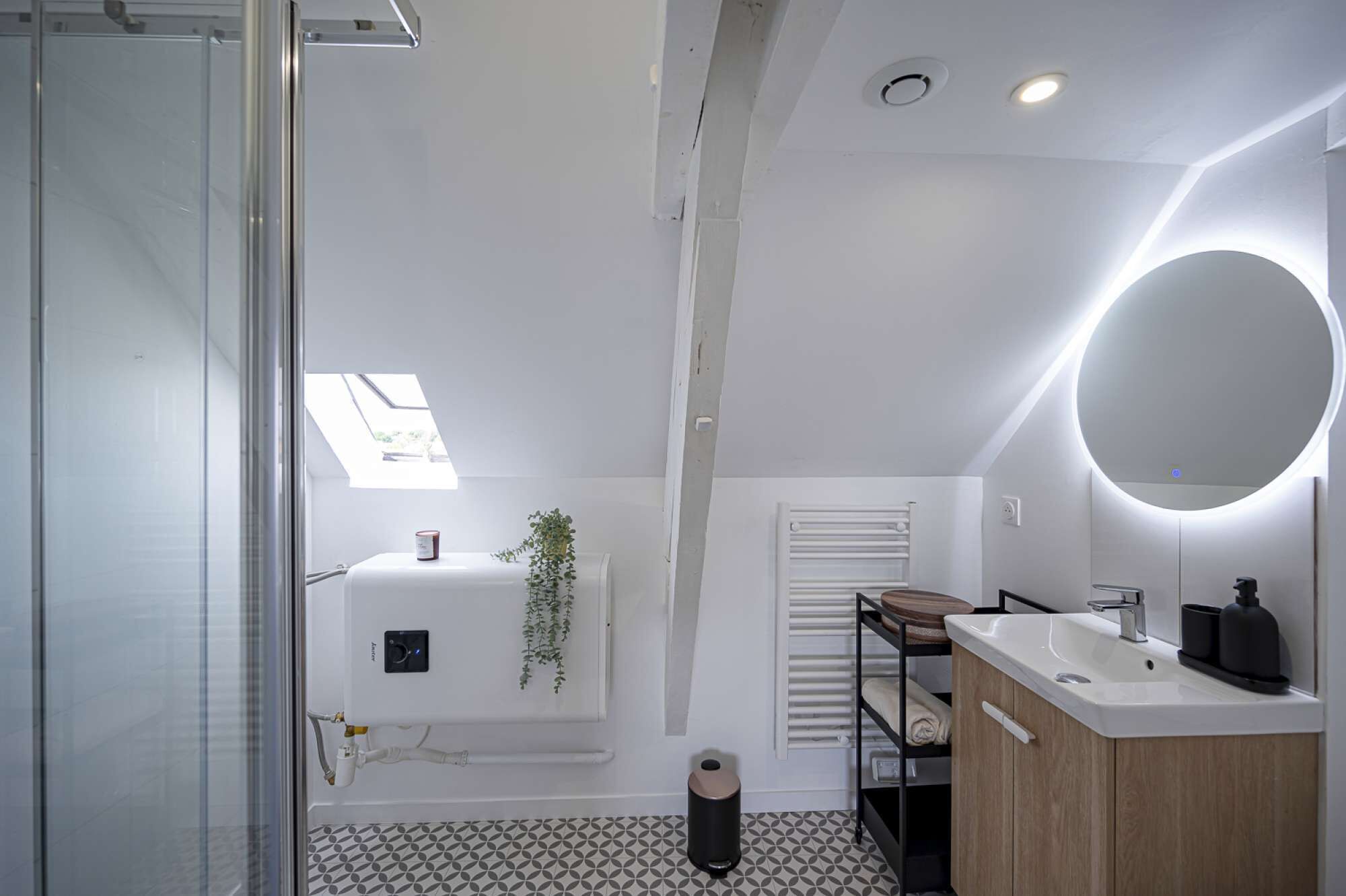 Douche, sèche-cheveux, serviettes fournies