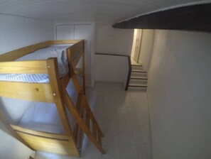 2 chambres, lit de bébé portatif, literie fournie