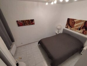 2 chambres, lit parapluie, draps fournis