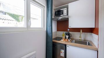 Kühlschrank, Mikrowelle, Herdplatte, Wasserkocher mit Kaffee-/Teezubehör