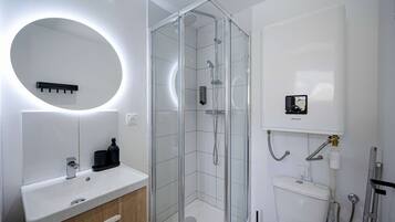 Dusche, Haartrockner, Handtücher