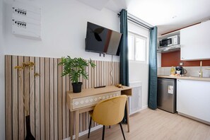 Refrigerador, microondas, parrilla de estufa y cafetera y tetera 