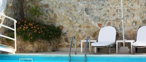 Una piscina al aire libre de temporada