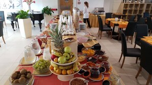 Ein reichhaltiges Buffet mit verschiedenen Früchten, Nüssen und Getränken.