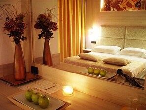 Minibar, Zimmersafe, Schreibtisch, Verdunkelungsvorhänge