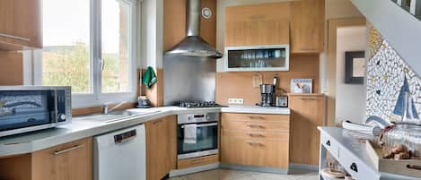 Réfrigérateur, four à micro-ondes, un four, lave-vaisselle