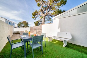 Outdoor dining - 600m from the beach - House for 5 - Terrace (La Guérinière)