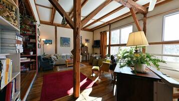 Televisor, llar de foc, taula de tennis de taula i llibres