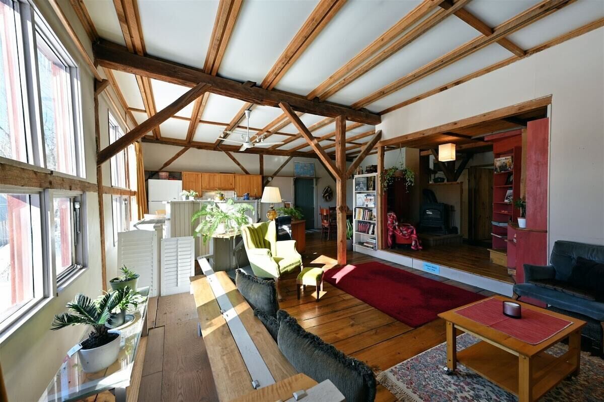 Télévision, table de tennis de table, livres