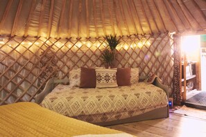 1 bedroom, bed sheets