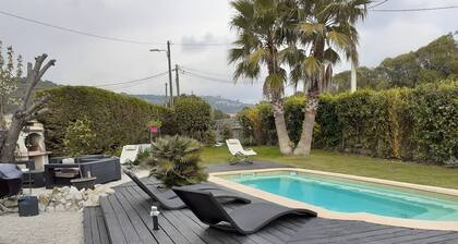 Villa Les Palmiers, 15 minutes from Monaco, Nice and the seaside.