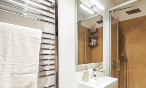 Ensemble douche/baignoire, sèche-cheveux, bidet, serviettes fournies