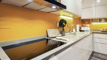 Frigorifero, microonde, forno, piano cottura