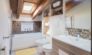 Combined shower/bathtub, hair dryer, bidet, towels