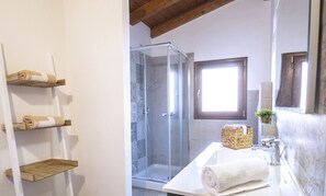 Bruser, gratis toiletartikler, hårtørrer, bidet