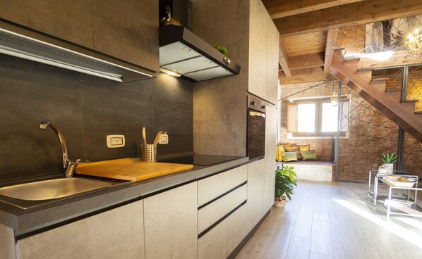 Frigorifero, forno, piano cottura, macchina per tè/caffè