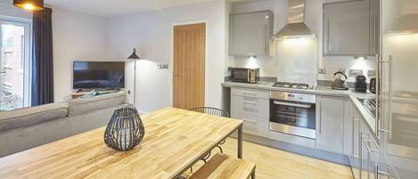 Frigorífico, microondas, horno y placa de cocina