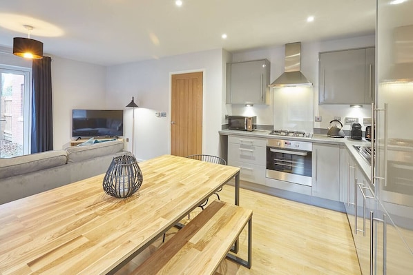 冷蔵庫、電子レンジ、オーブン、コンロ