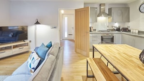 Un apartamento moderno con sala de estar, comedor y cocina.