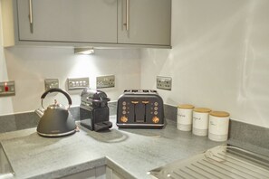 ثلاجة، ميكروويف، فرن، موقد طهي مسطح