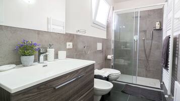 Douche, sèche-cheveux, bidet, serviettes fournies