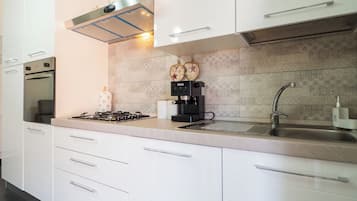 Four, plaque de cuisson, cafetiĂšre/bouilloire