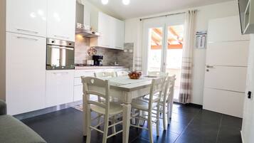 Ofen, Herdplatte, Wasserkocher mit Kaffee-/Teezubehör