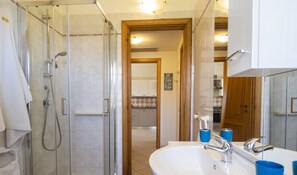 Een douche, een haardroger, een bidet, handdoeken