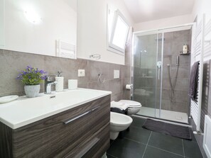 Shower, bidet, towels