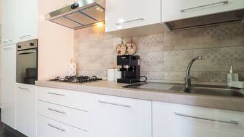 KĂŒhlschrank, Mikrowelle, Ofen, Herdplatte