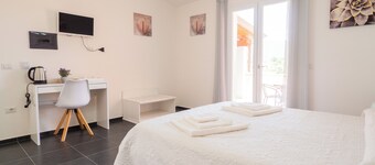 Sweet Home - Morada - Four Bedroom Guest House, Sleeps 10