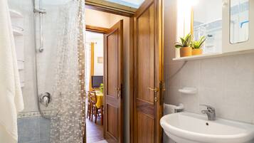 Douche, articles de toilette gratuits, sèche-cheveux, bidet