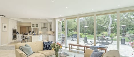 Smart TV, fireplace, stereo