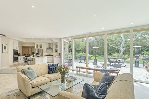 Smart TV, fireplace, stereo
