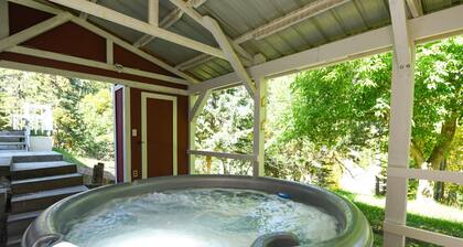 Less than 5 Minutes to Deadwood, Hot Tub, All One Level & Parking!