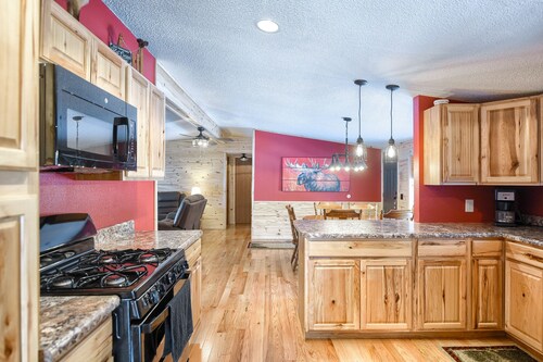 Less than 5 Minutes to Deadwood, Hot Tub, All One Level & Parking!