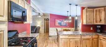 Less than 5 Minutes to Deadwood, Hot Tub, All One Level & Parking!