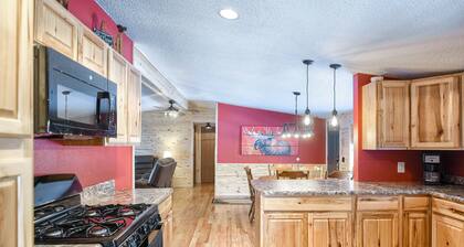 Less than 5 Minutes to Deadwood, Hot Tub, All One Level & Parking!