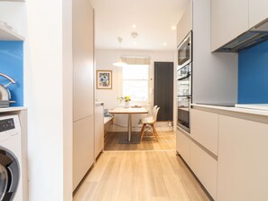 Fridge, dishwasher, electric kettle, toaster - 2 Chapel Place (Penzance)