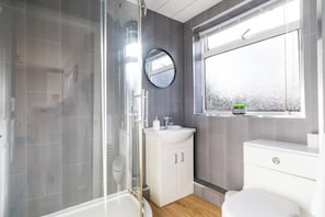 Dusche, Haartrockner, Handtücher