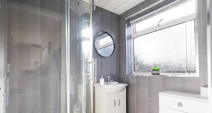 Apartment - Sleeps 3 - Pet Friendly - Parking