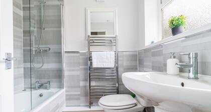 East House-sleeps 5-pet Friendly-garden-parking