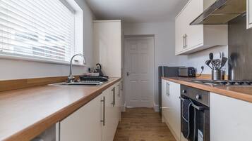 House | Private kitchen | Fridge, microwave, oven, stovetop