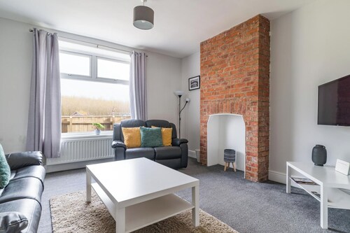 East House-sleeps 5-pet Friendly-garden-parking