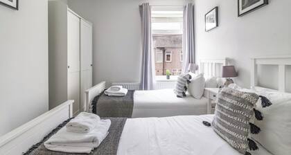 East House-sleeps 5-pet Friendly-garden - Parking