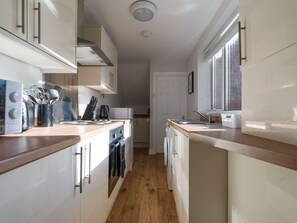 Apartment, 3 Twin Beds | Private kitchen | Fridge, microwave, oven, stovetop - Lily Apartment 1- 2bed in Bedlington (Bedlington)