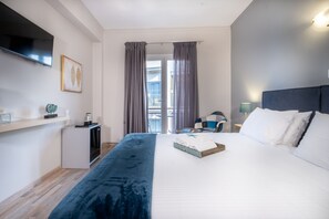 Minibar, Zimmersafe, Schreibtisch, laptopgeeigneter Arbeitsplatz