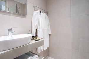 免费洗浴用品、吹风机、浴袍、拖鞋