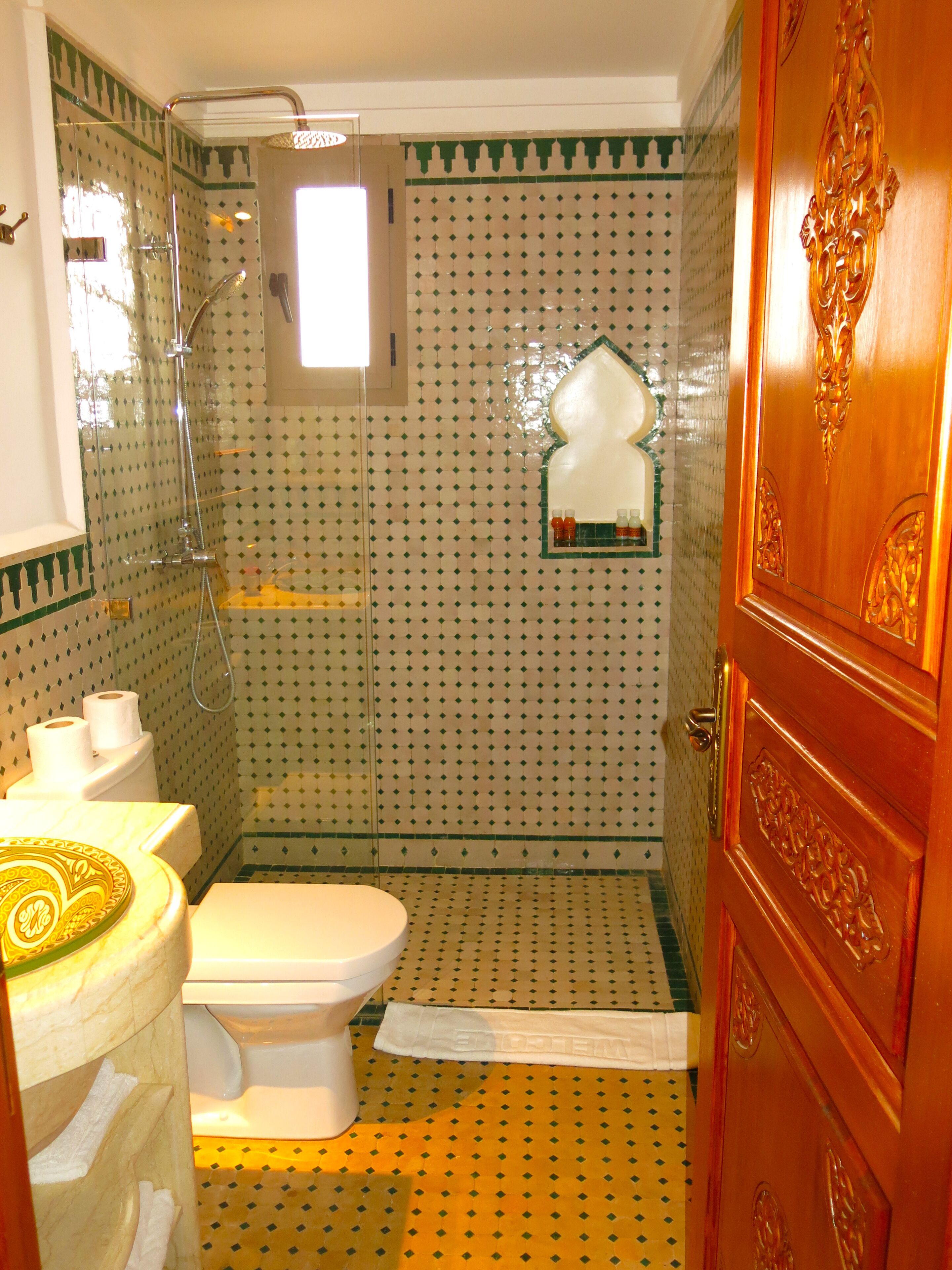 Een badkamer met toilet, douche en wastafel.