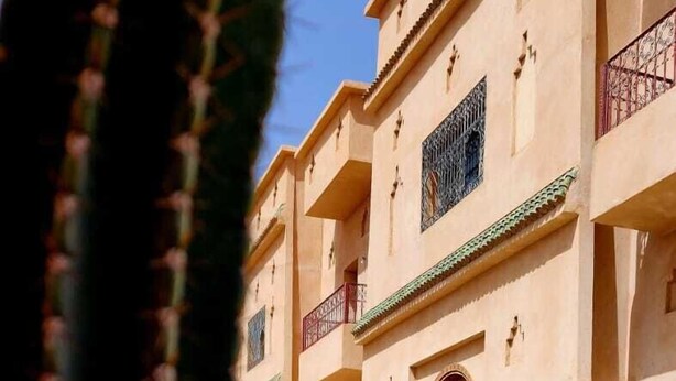 A building with a pool in front. - Desert Villa Boutique Hotel Merzouga (Taouz)